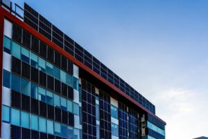 Edificio con pannelli fotovoltaici integrati in facciata e copertura, esempio di energia distribuita nel contesto urbano.