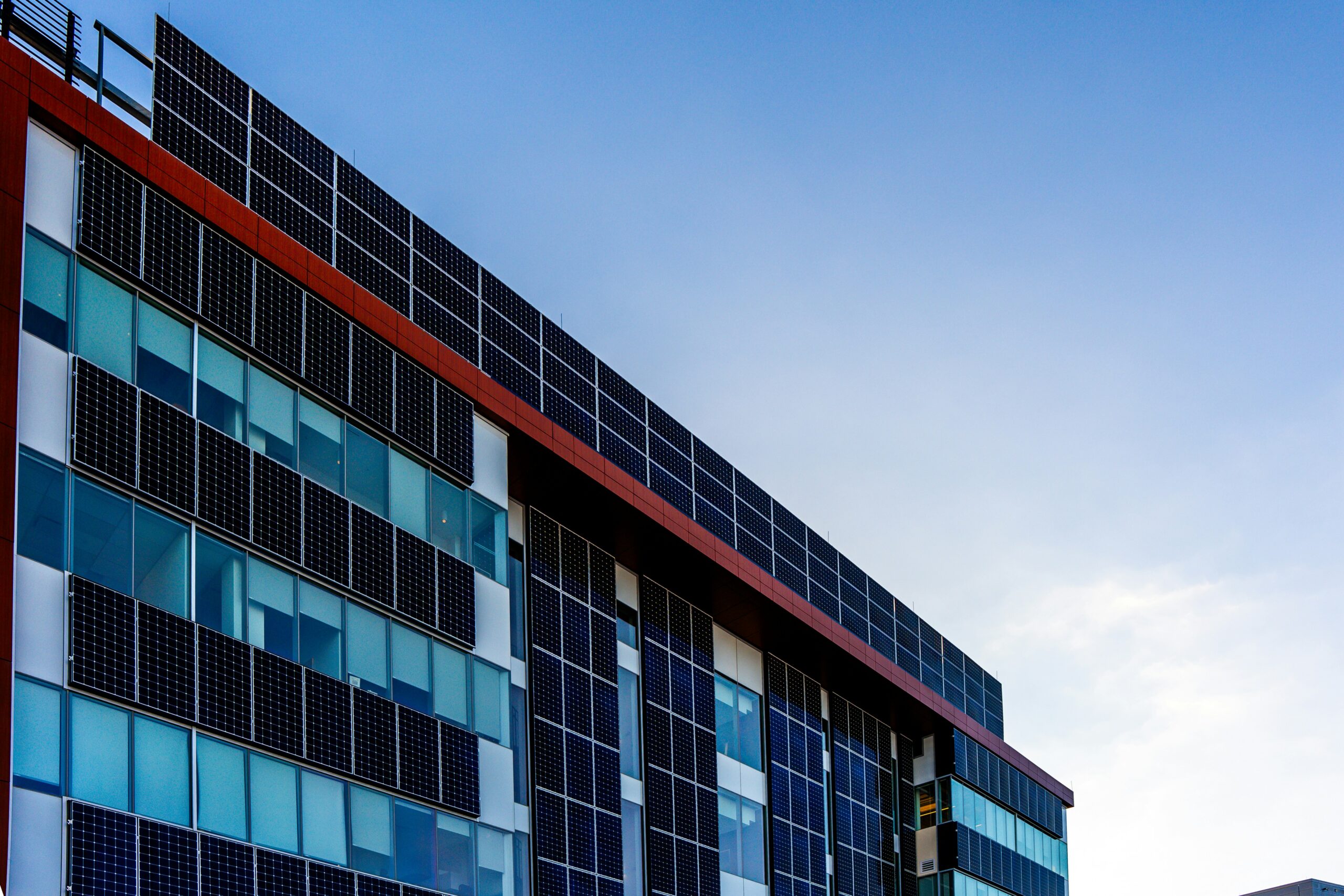Edificio con pannelli fotovoltaici integrati in facciata e copertura, esempio di energia distribuita nel contesto urbano.
